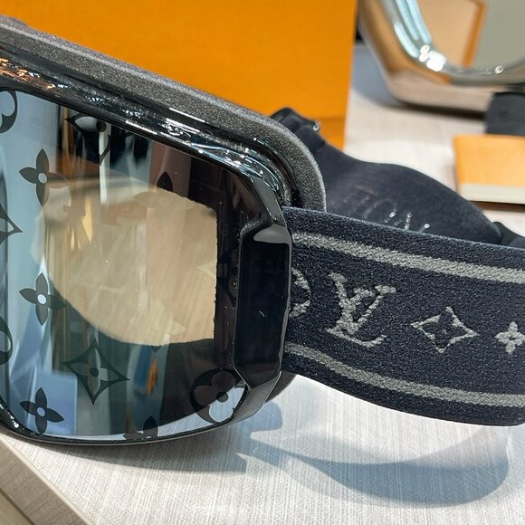 Louis Vuitton Ski Goggles with Monogram - Picture 4 of 6